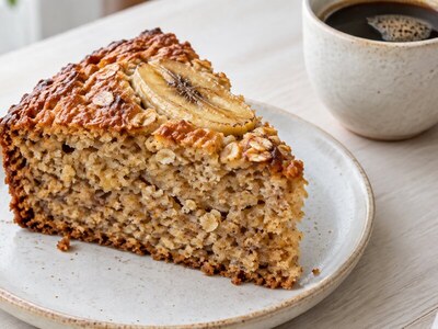 Fatia de bolo caseiro de banana servida com café.